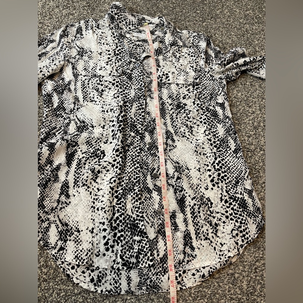 Equipment Femme Snakeskin Silk Button Down Career Blouse Sz XS Long Sleeves - Picture 8 of 8